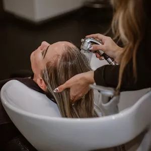 Imagem de capa para o Curso online Transforme sua Paixão em Profissão: Curso Básico de Cabeleireiro