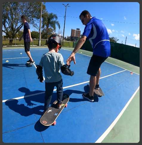 mulher andando de skate na Orla do Guaíba