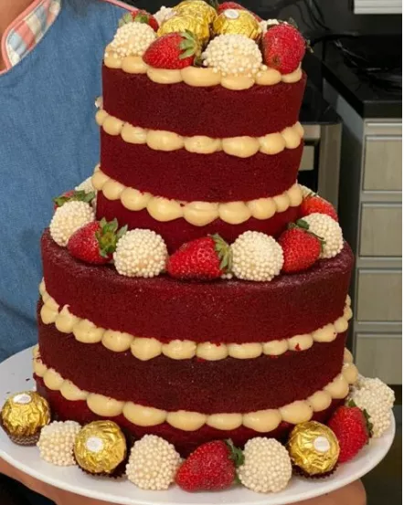 Bolo Naked Cake de morango, Ferreiro Rocher e brigadeiro gourmet