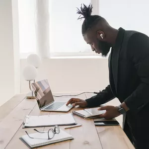 Imagem de capa para o Ebook Liderança Visionária Guiando Empresas Rumo ao Topo