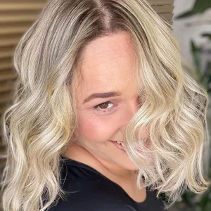 Imagem do curso Curso de Especialização em Mechas com Raiz esfumada.