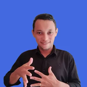 Imagem do curso Aprenda Libras do Zero com um instrutor e tradutor de Libras.