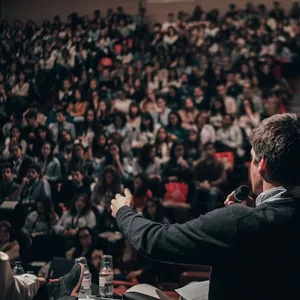 Imagem do curso Comunicação é vida ! Aprenda Oratória para o Sucesso Pessoal e Profissional