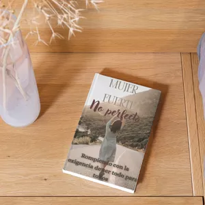Imagen de portada para Ebook Mujer Fuerte, No Perfecta: Rompiendo con la exigencia de ser todo para todos