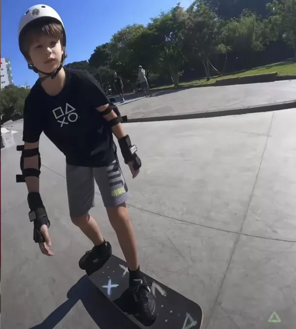 menino andando de skate no IAPI Skatepark