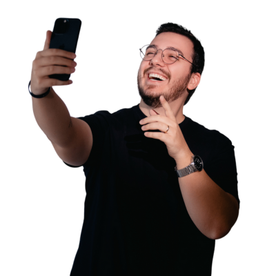 matheus ianez com celular na mão ensinando a viralizar no instagram