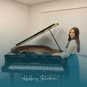 Imagem do curso  Tocando 10 arranjos de Helleny Rocha (Nível Intermediário - Hinos CCB)