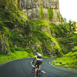 Imagem de capa para o Ebook Pedalando Rumo à Felicidade: A Beleza do Ciclismo para Adultos