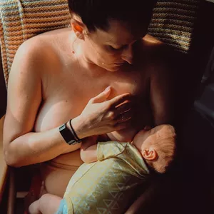 Imagem de capa para o Ebook Amamentação Tranquila: Guia Completo para Mães de Primeira Viagem