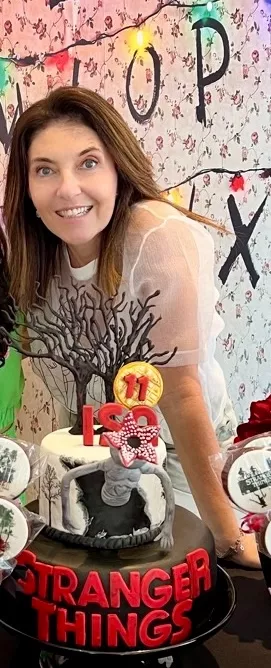 Foto de Perfil da Cake Designer Luciane Frate com bolo feito de pasta americana no tema Stranger Things do Curso Meu Primeiro Zoológico - Modele 25 Animais em Pasta Americana