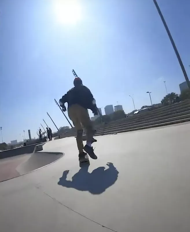 menino andando de skate no IAPI Skatepark