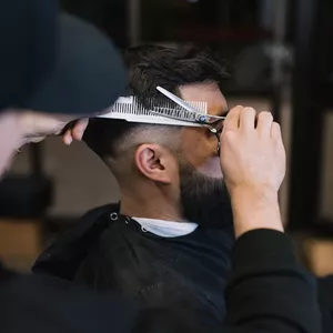 Imagen de portada para Ebook Descubre el Arte de la Barbería: Técnicas Profesionales y Creativas