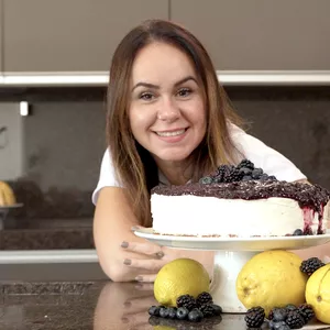 Cheesecake de Limão siciliano com geléia de frutas vermelhas. Rápido em apenas 3 etapas. O mais importante é prático: Não precisa de forno.