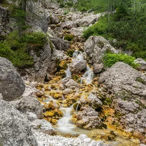 Imagem de capa para o Ebook Como achar ouro em pedras de rios e cachoeiras