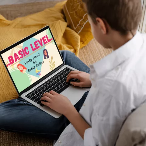 Un extranjero está viendo un computador donde aparece la imagen del curso nivel básico de Español de las Suddy Sisters.