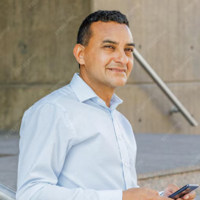 🔹Raul S., Director Comercial.