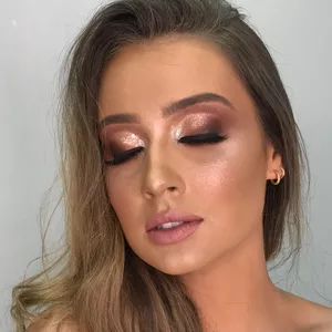 Imagem do curso Maquiagem Profissional com Diva Vilela - Técnica esfumado diagonal