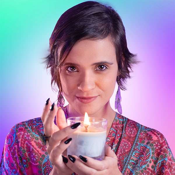 Pri Ferraz Segurando uma Carta de Tarot