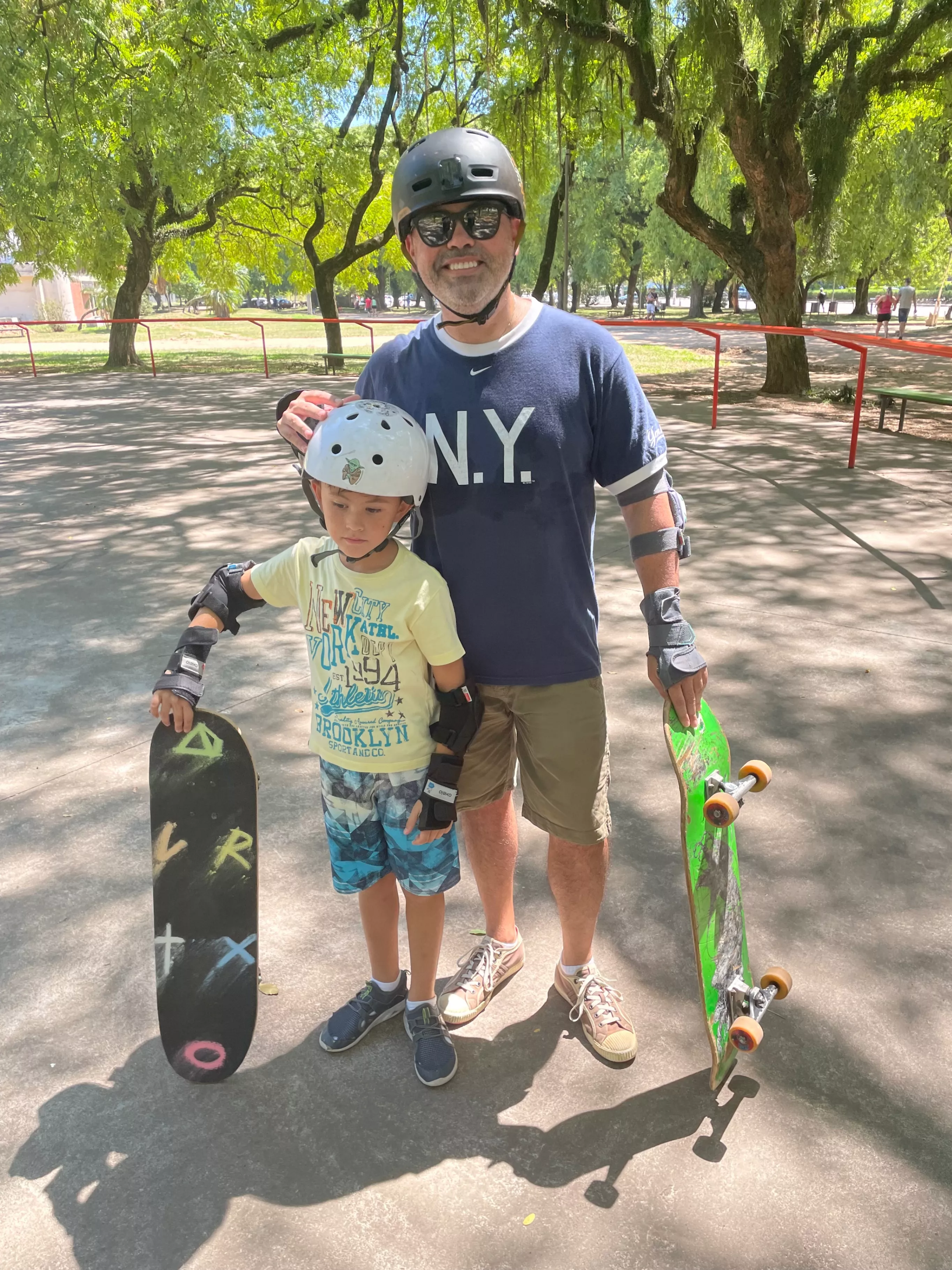 menino andando de skate no IAPI Skatepark