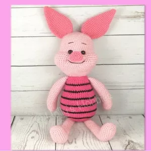 Imagem de capa para o Ebook Receita Crochê em PDF - Boneco Leitão Ursinho Pooh Amigurumi
