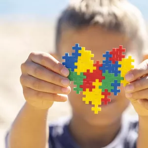 Imagem de capa para o Ebook Direitos dos Autistas Entenda e defenda os direitos das pessoas autistas
